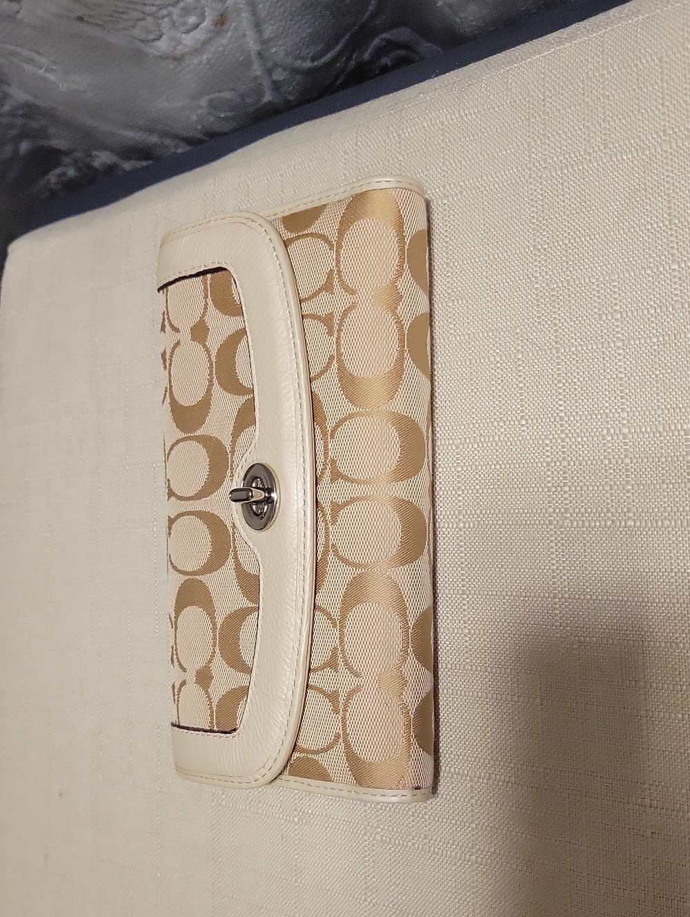 Coach Signature Canvas Turnlock Wallet in Khaki/Chalk. NWOT